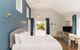 Stylish Self Contained Studio Near Glasgow Airport